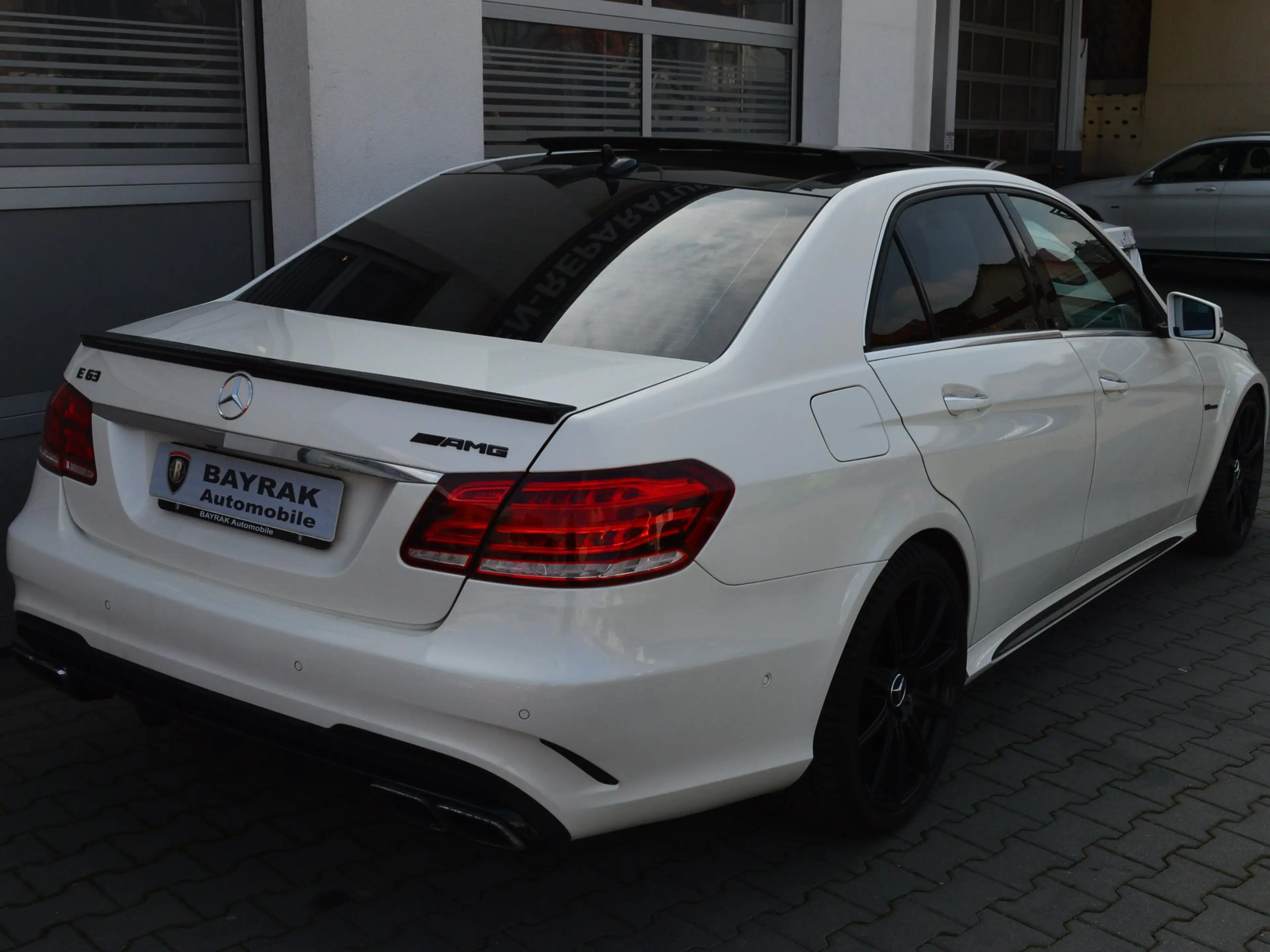Mercedes-Benz E 63 AMG Lim. 4M*LED*Pano*R-Kamera*HarmanK*Mopf* — photo 9