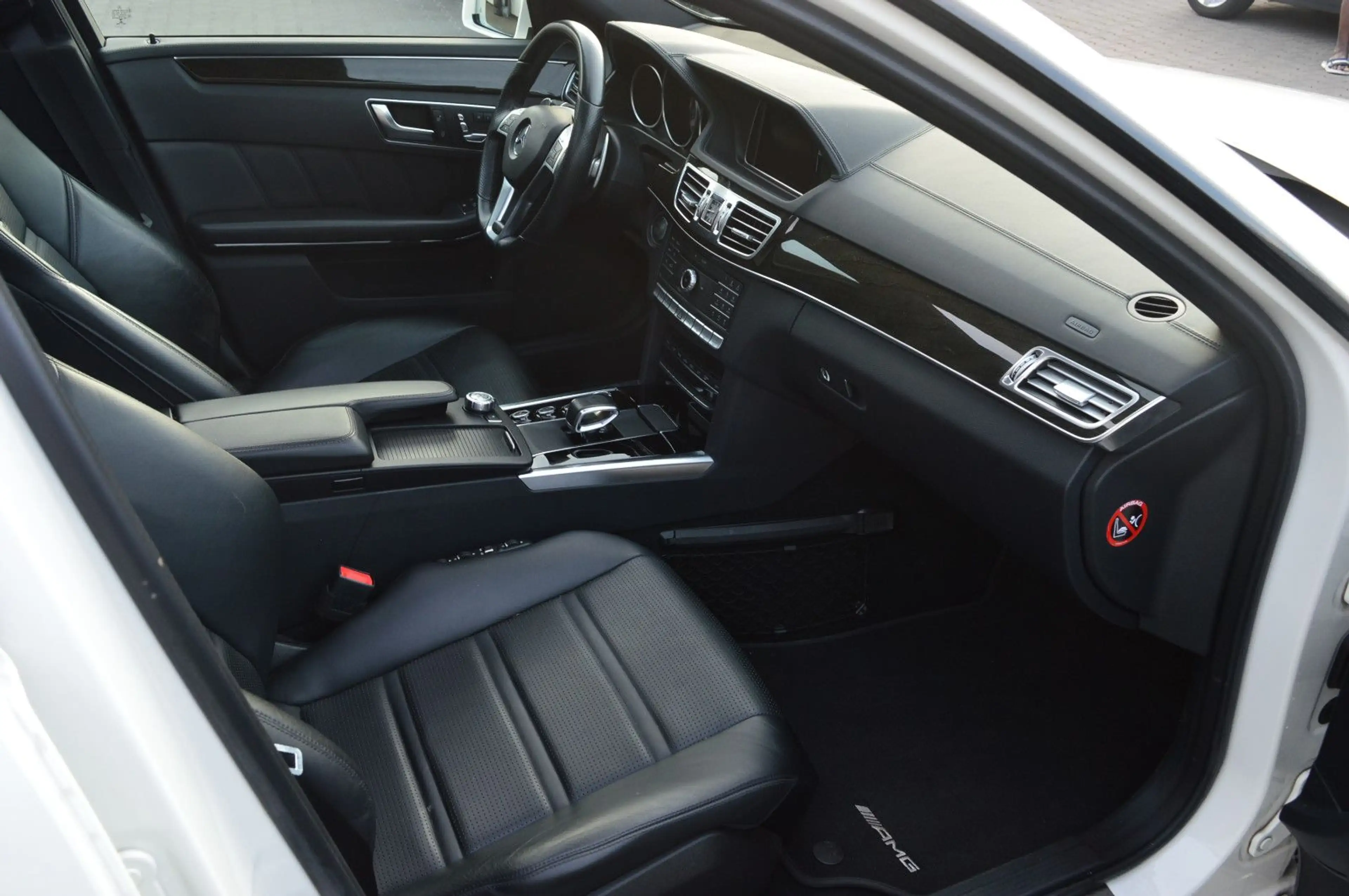 Mercedes-Benz E 63 AMG Lim. 4M*LED*Pano*R-Kamera*HarmanK*Mopf* — photo 13