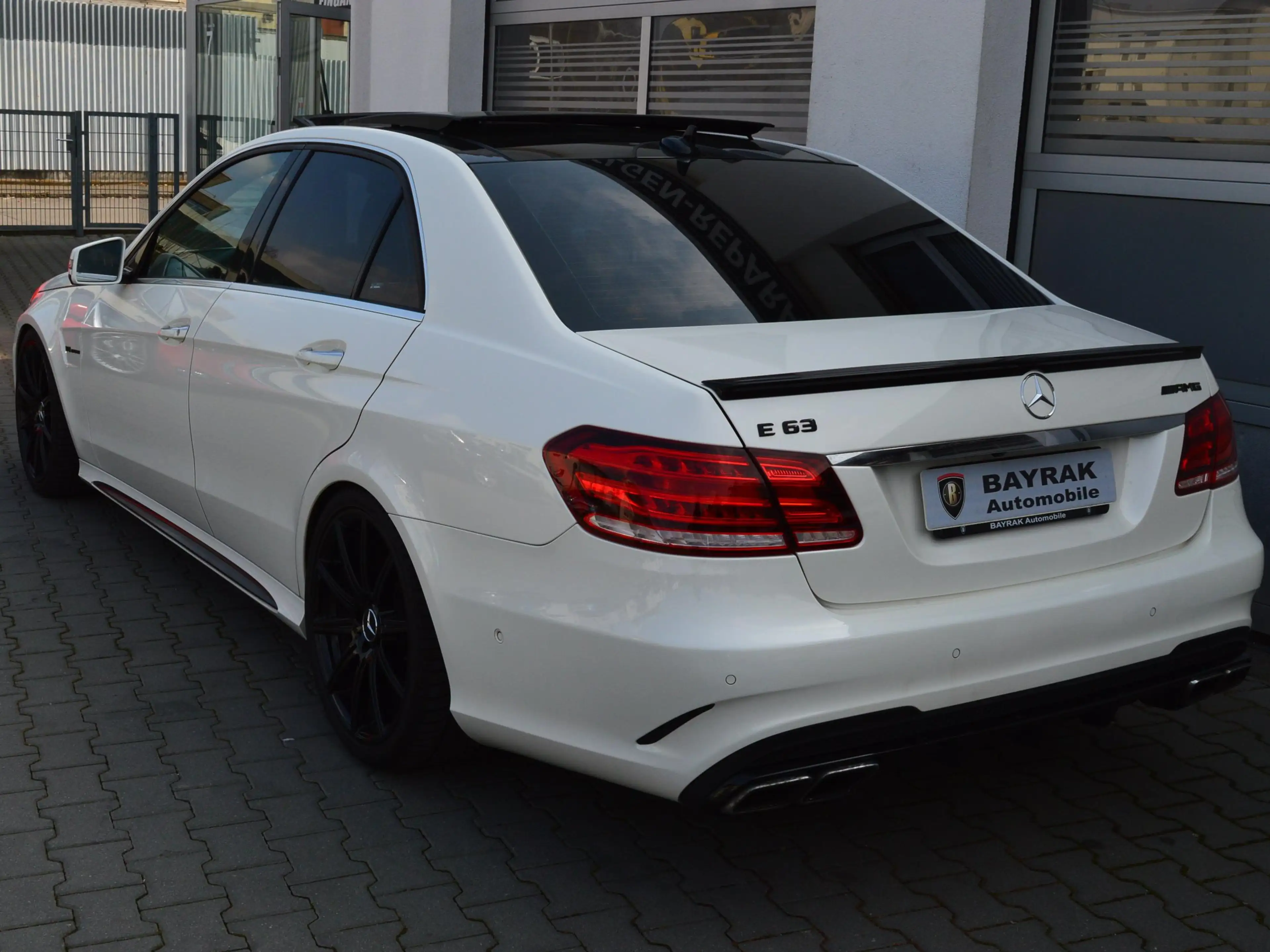 Mercedes-Benz E 63 AMG Lim. 4M*LED*Pano*R-Kamera*HarmanK*Mopf* — photo 7
