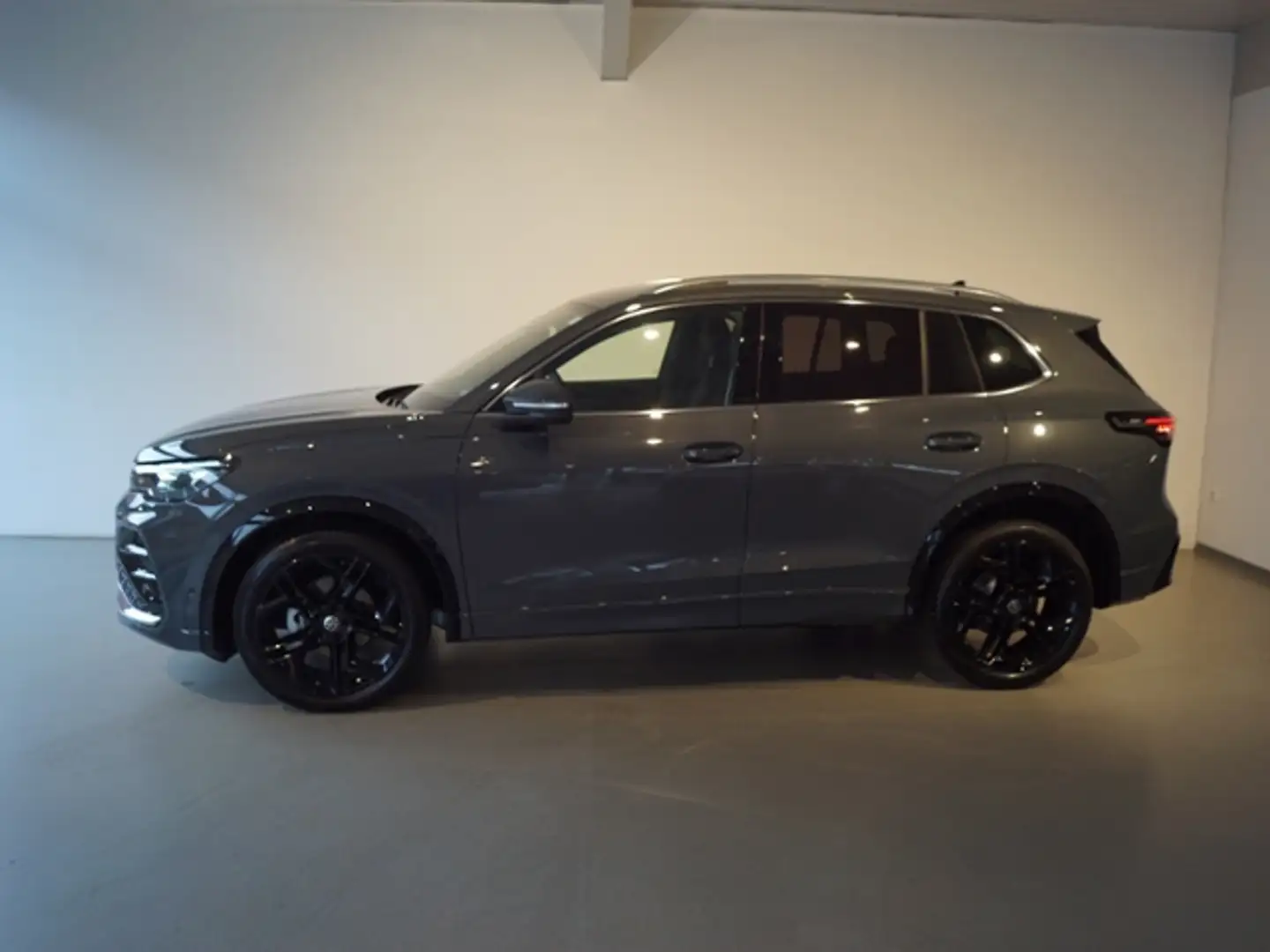 Volkswagen Tiguan R-Line 1.5 eTSI*DSG*AHK*Navi*AppConn*HUD*SIH*Park Gris - 2