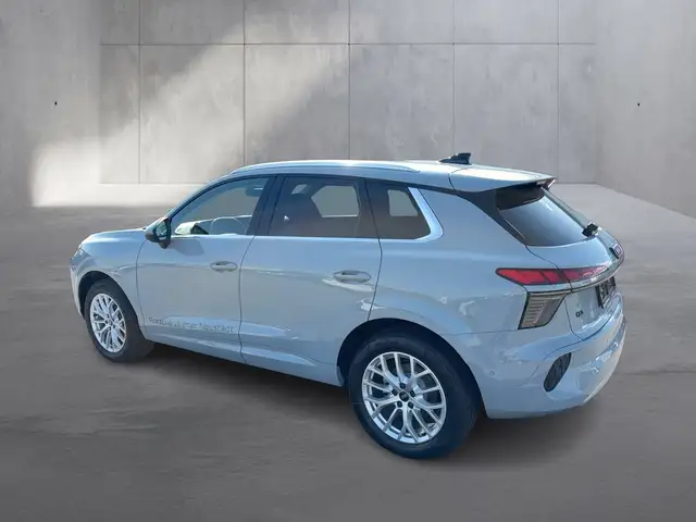 Audi Q3 view 3