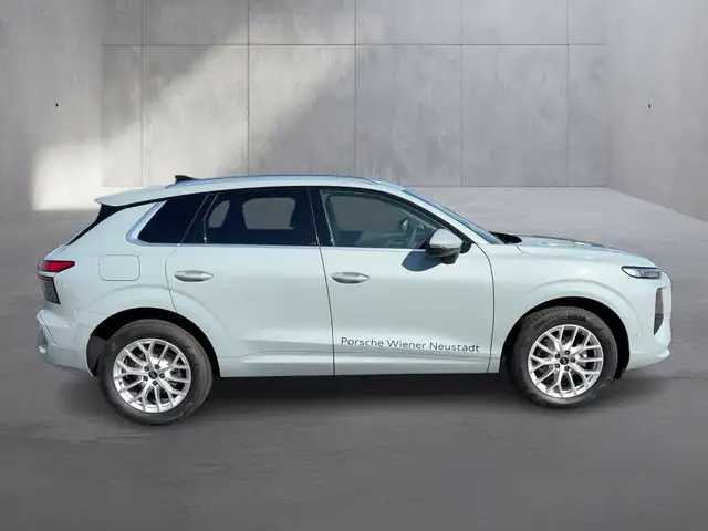 Audi Q3 view 6