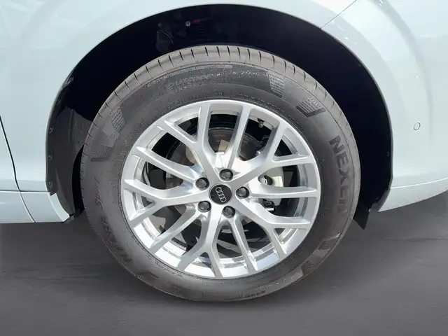 Audi Q3 view 7