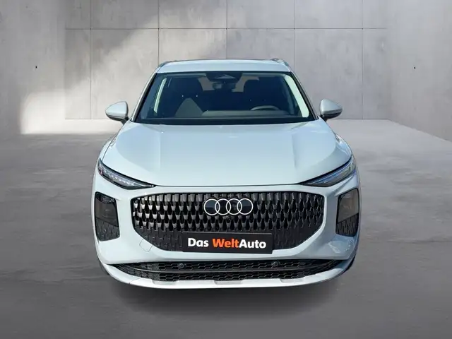 Audi Q3 view 8