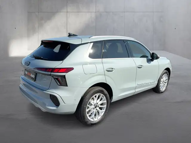 Audi Q3 view 5