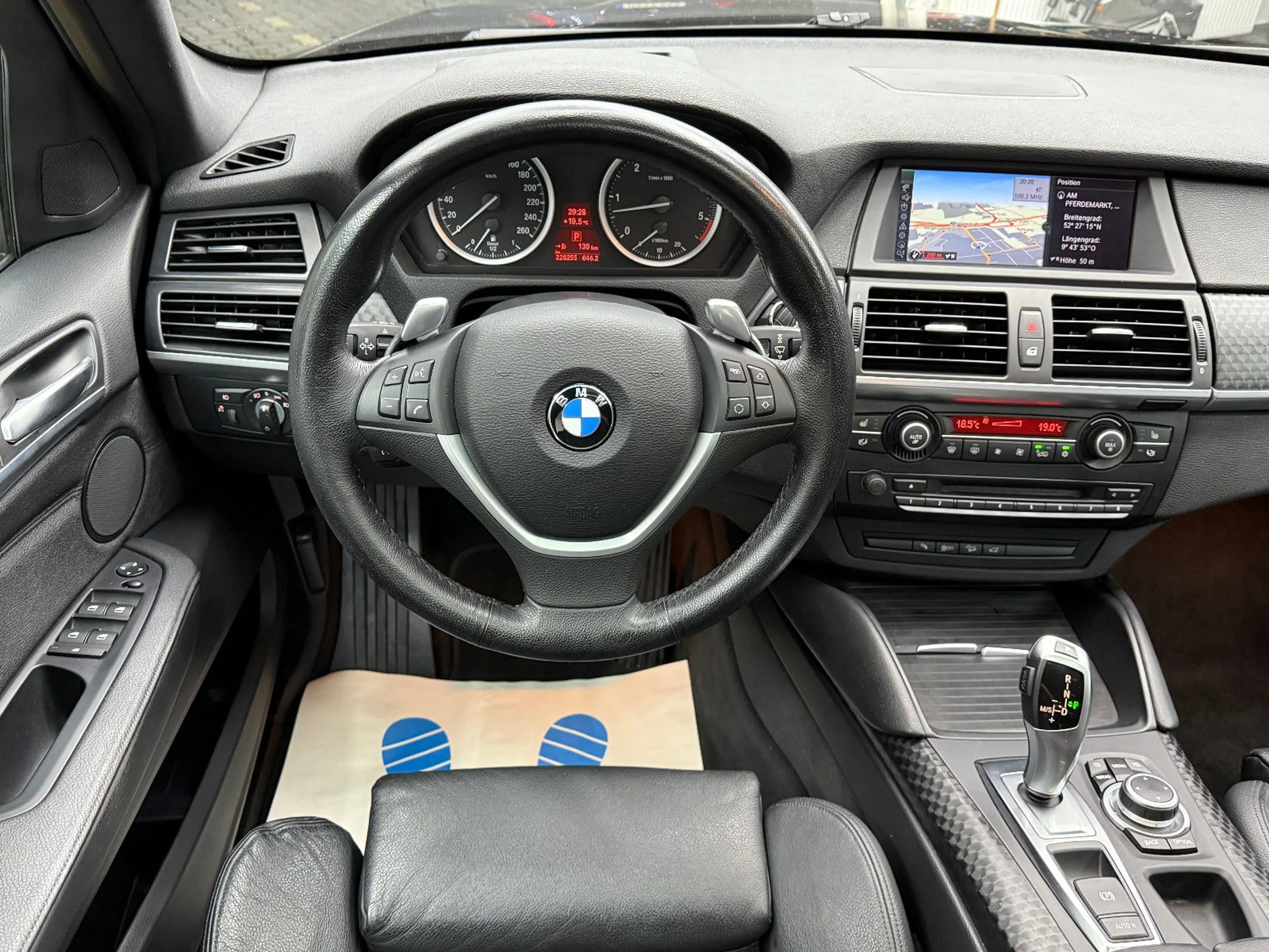 BMW X6 xDrive 30 d / Schiebedach HeadUp Xenon — photo 9