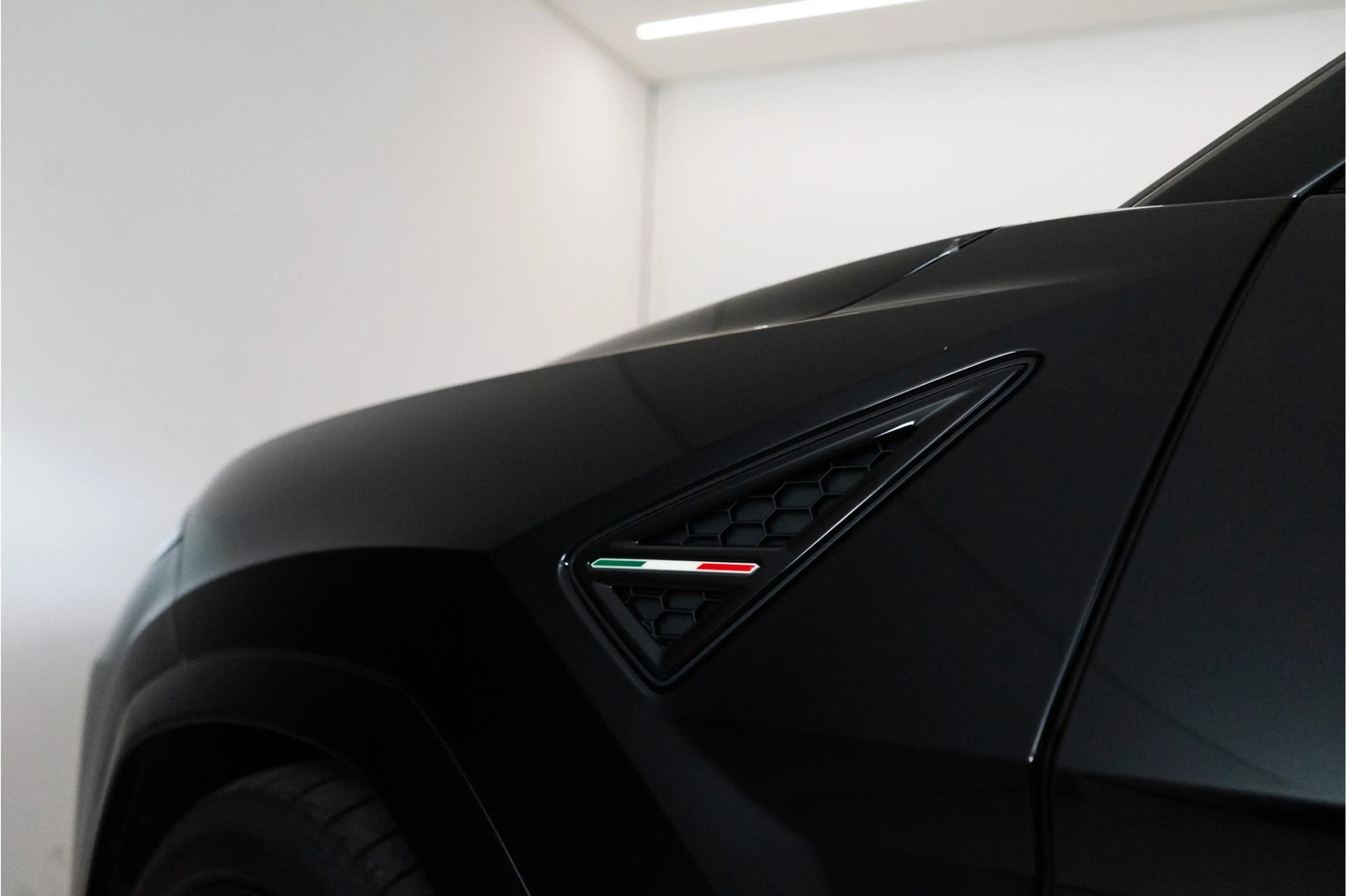 Lamborghini Urus 4.0 V8 Hybrid SE 800PK | Ad Personam | Nero Helene — photo 15