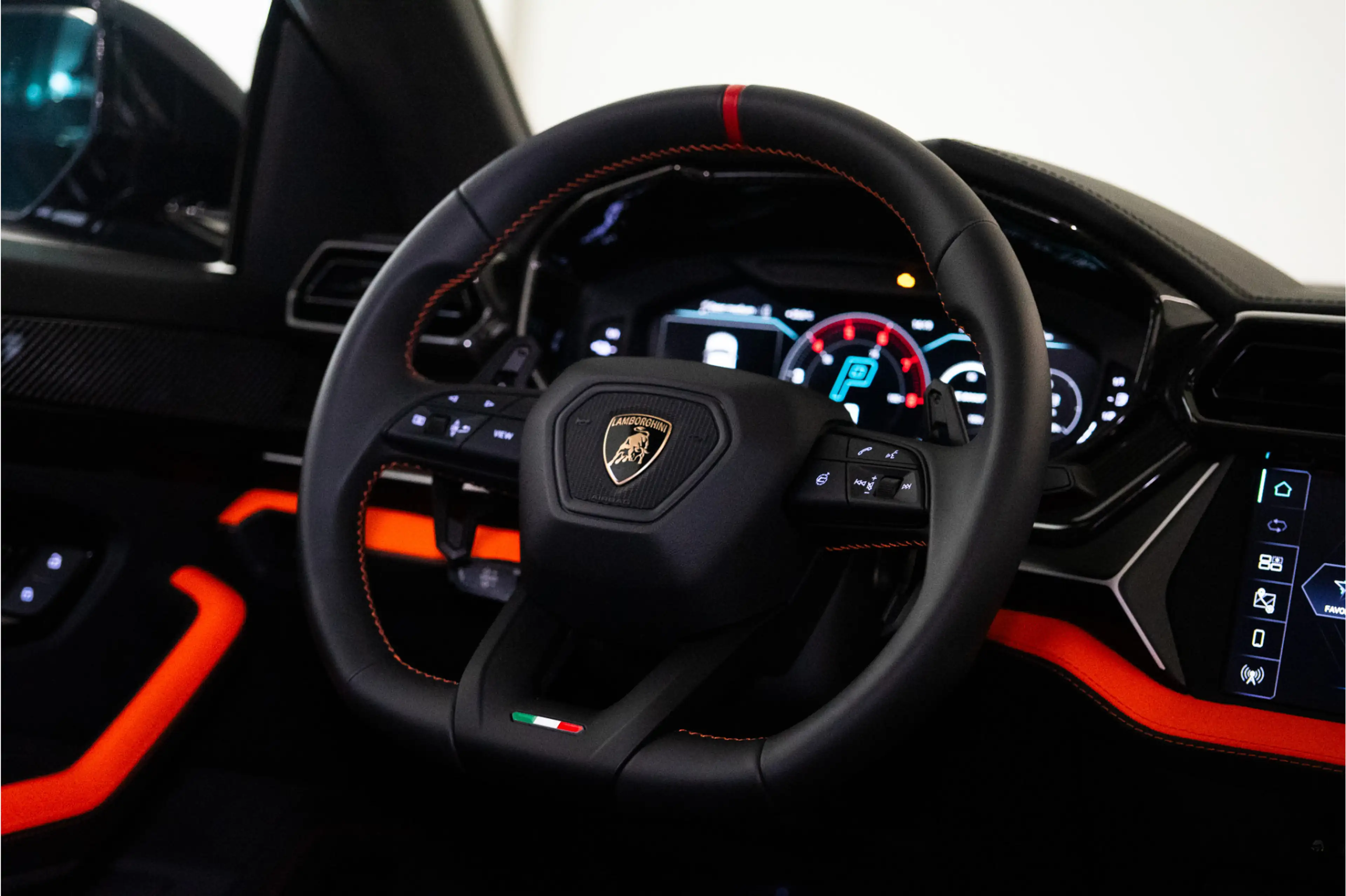 Lamborghini Urus 4.0 V8 Hybrid SE 800PK | Ad Personam | Nero Helene — photo 26