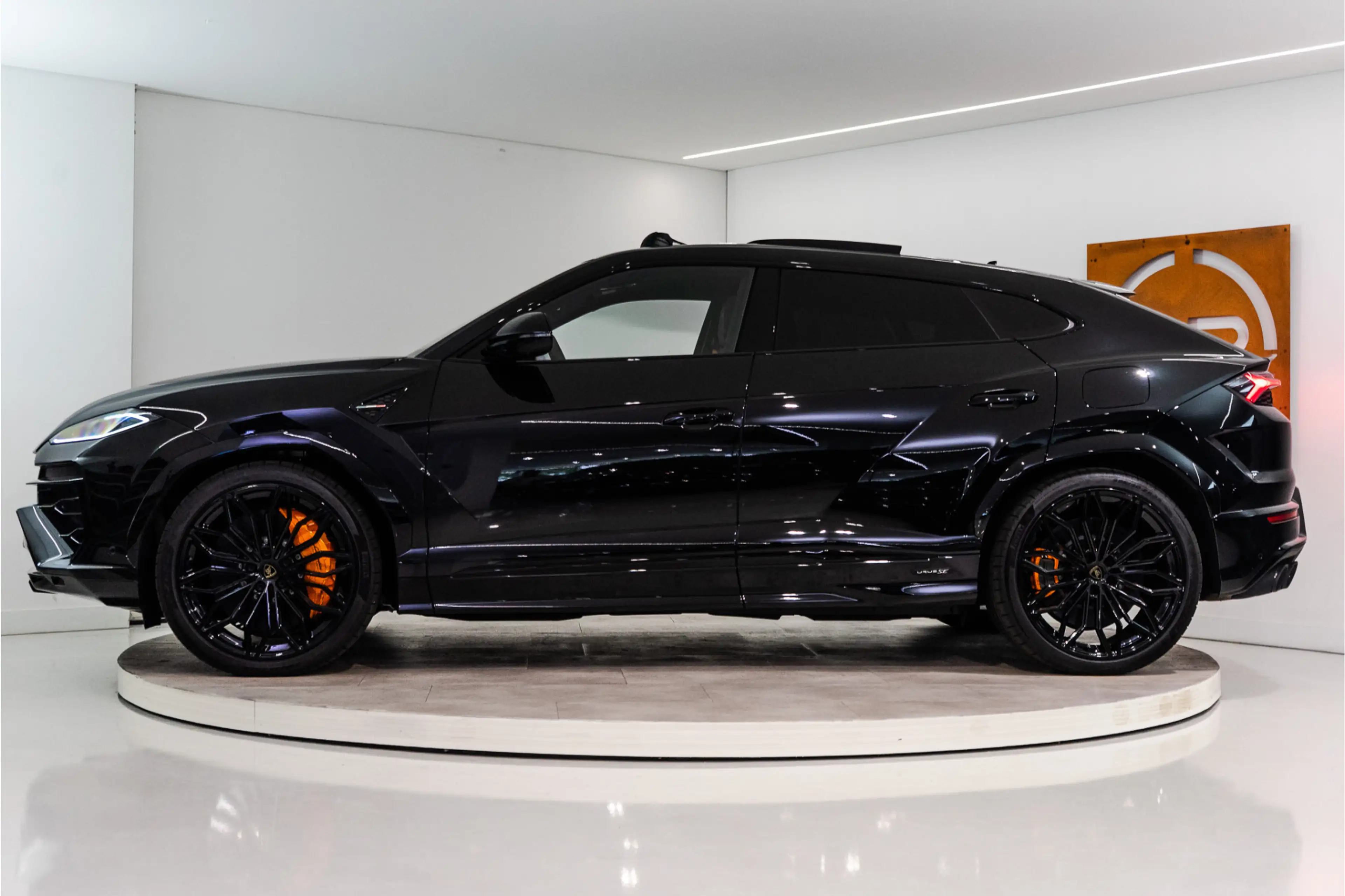 Lamborghini Urus 4.0 V8 Hybrid SE 800PK | Ad Personam | Nero Helene — photo 2