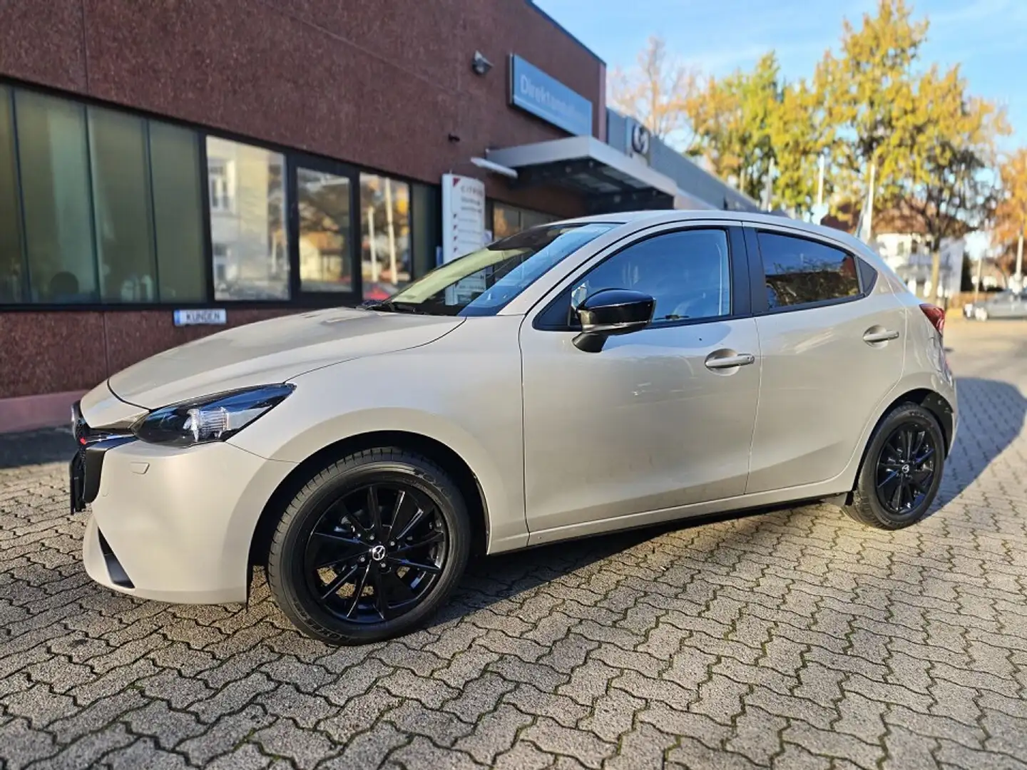 Mazda 2 1.5L e-SKYACTIV G 90ps Homura Silber - 2
