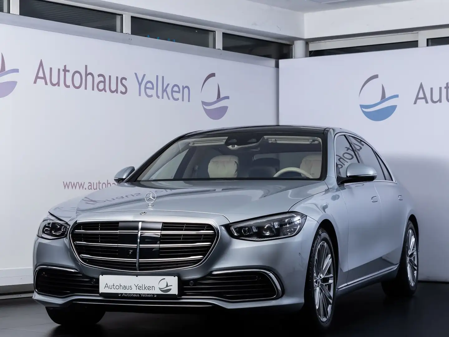 Mercedes-Benz S 580 4Matic L AHK*STD-HZ*PANO*CHAUFFEUR*D-LIGHT Silber - 1