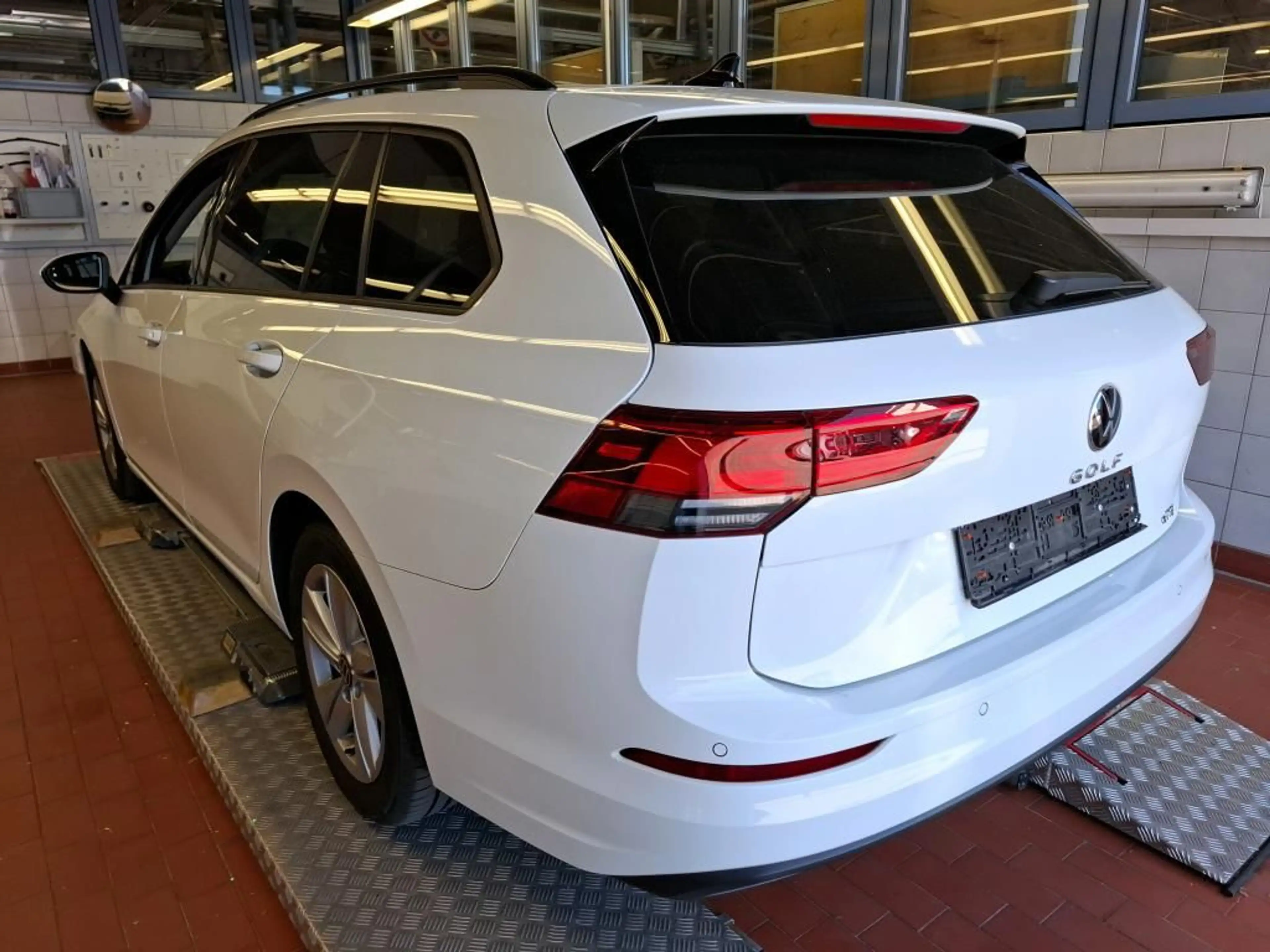 Volkswagen Golf Variant Golf VIII Variant 1.5 eTSI DSG Life | NAVI | — photo 3