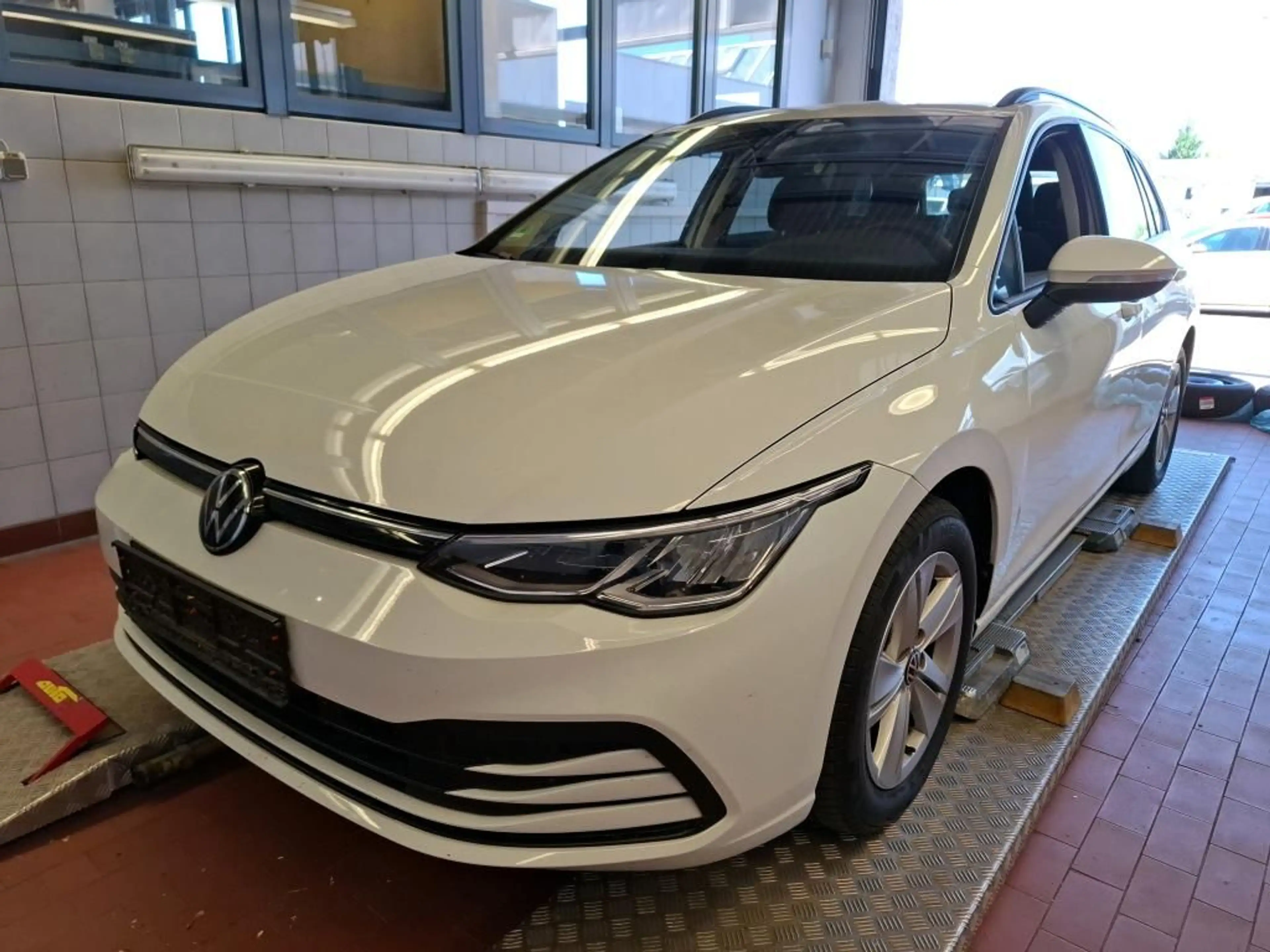 Volkswagen Golf Variant Golf VIII Variant 1.5 eTSI DSG Life | NAVI | — photo 2