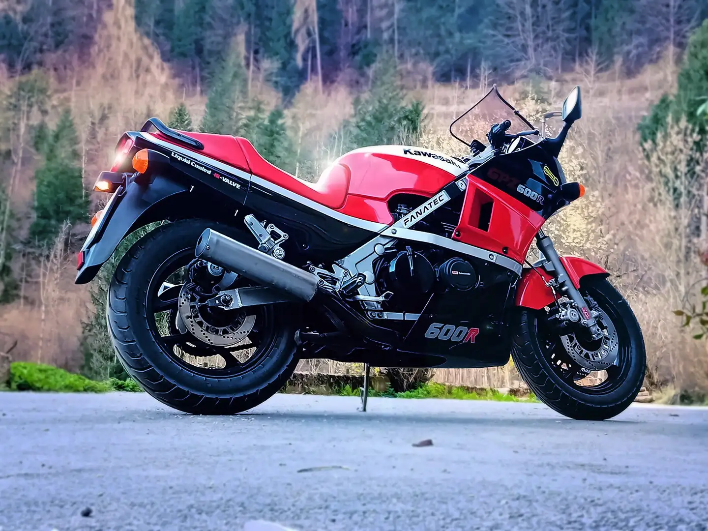 Kawasaki GPZ 600 R Czerwony - 1