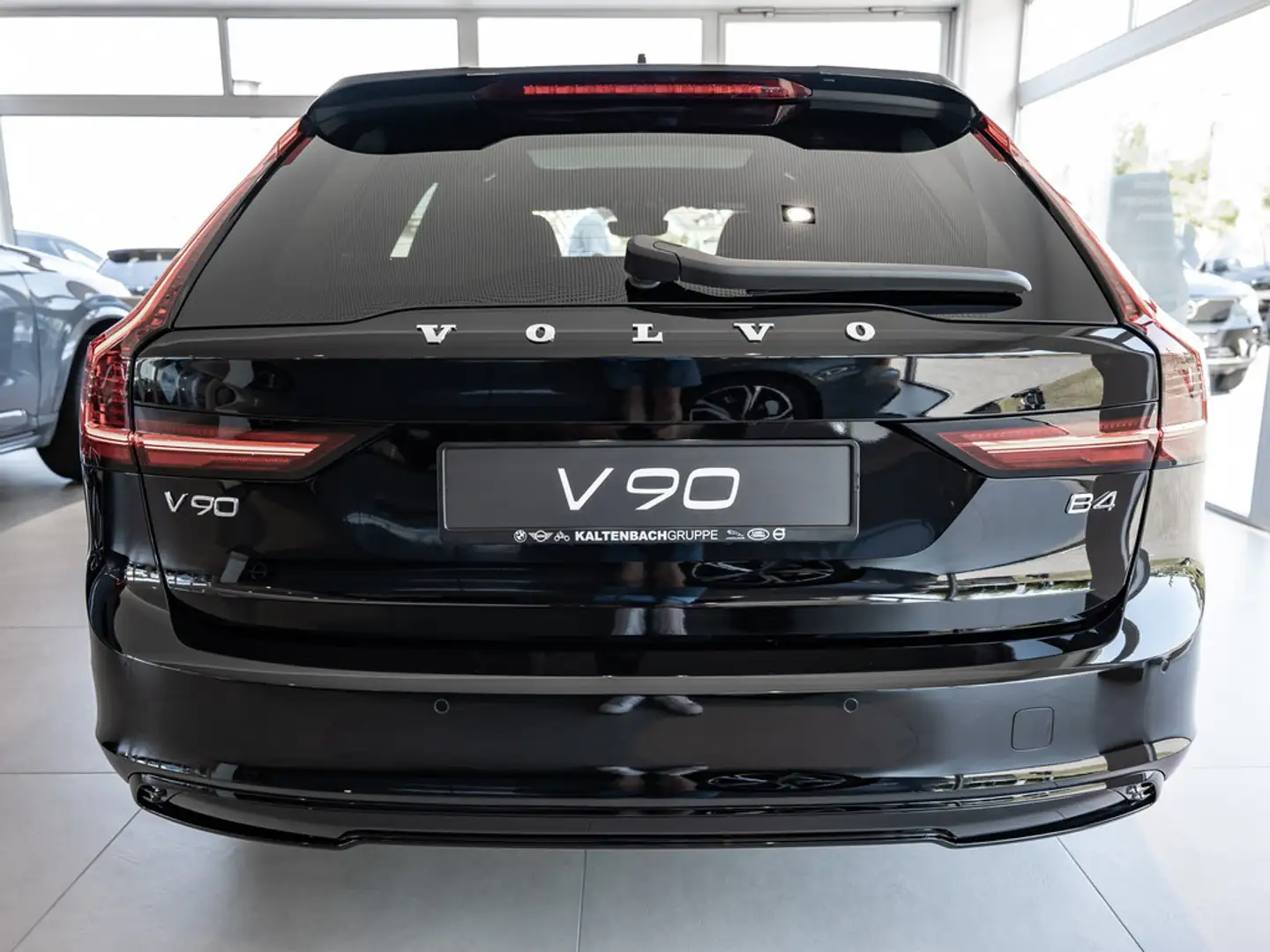 Volvo V90 B4 Mild-Hybrid Diesel Plus Dark AWD PANO Czarny - 2