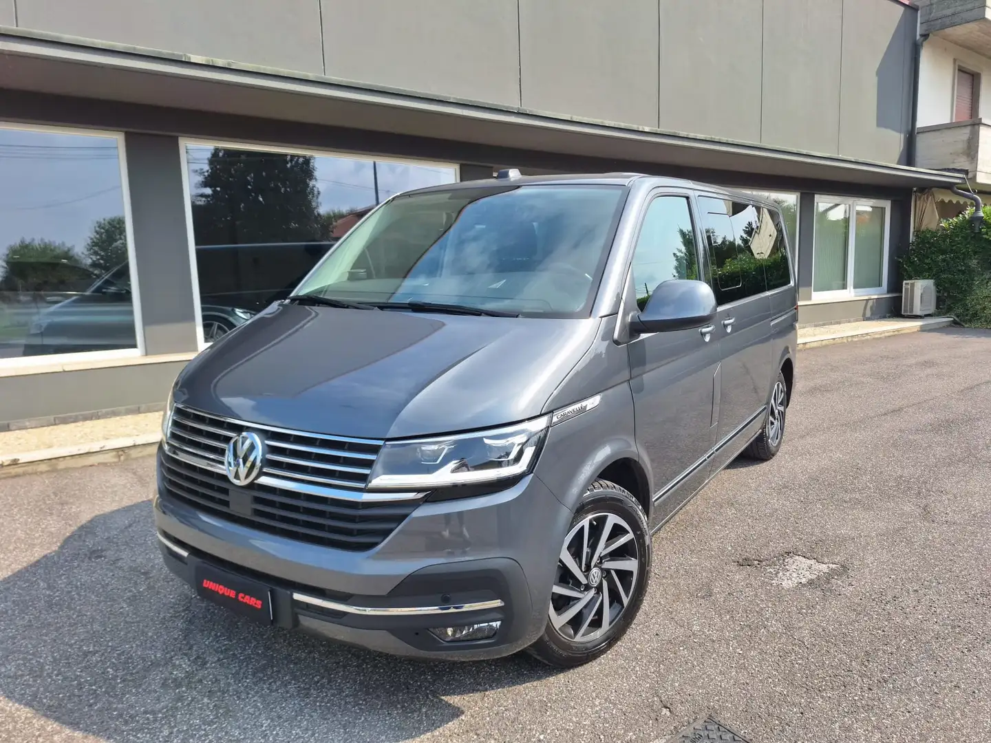 Volkswagen T6.1 Caravelle 8 POSTI VETTURA Gris - 1