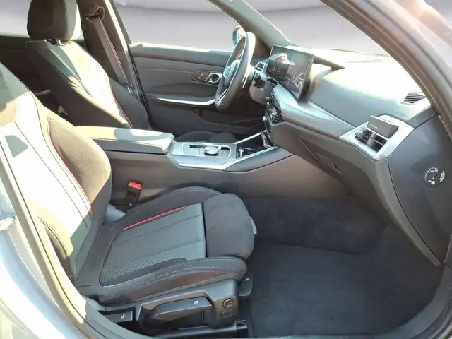 BMW 3 Series view 10