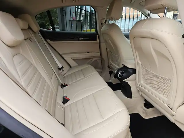 Alfa Romeo Stelvio view 13