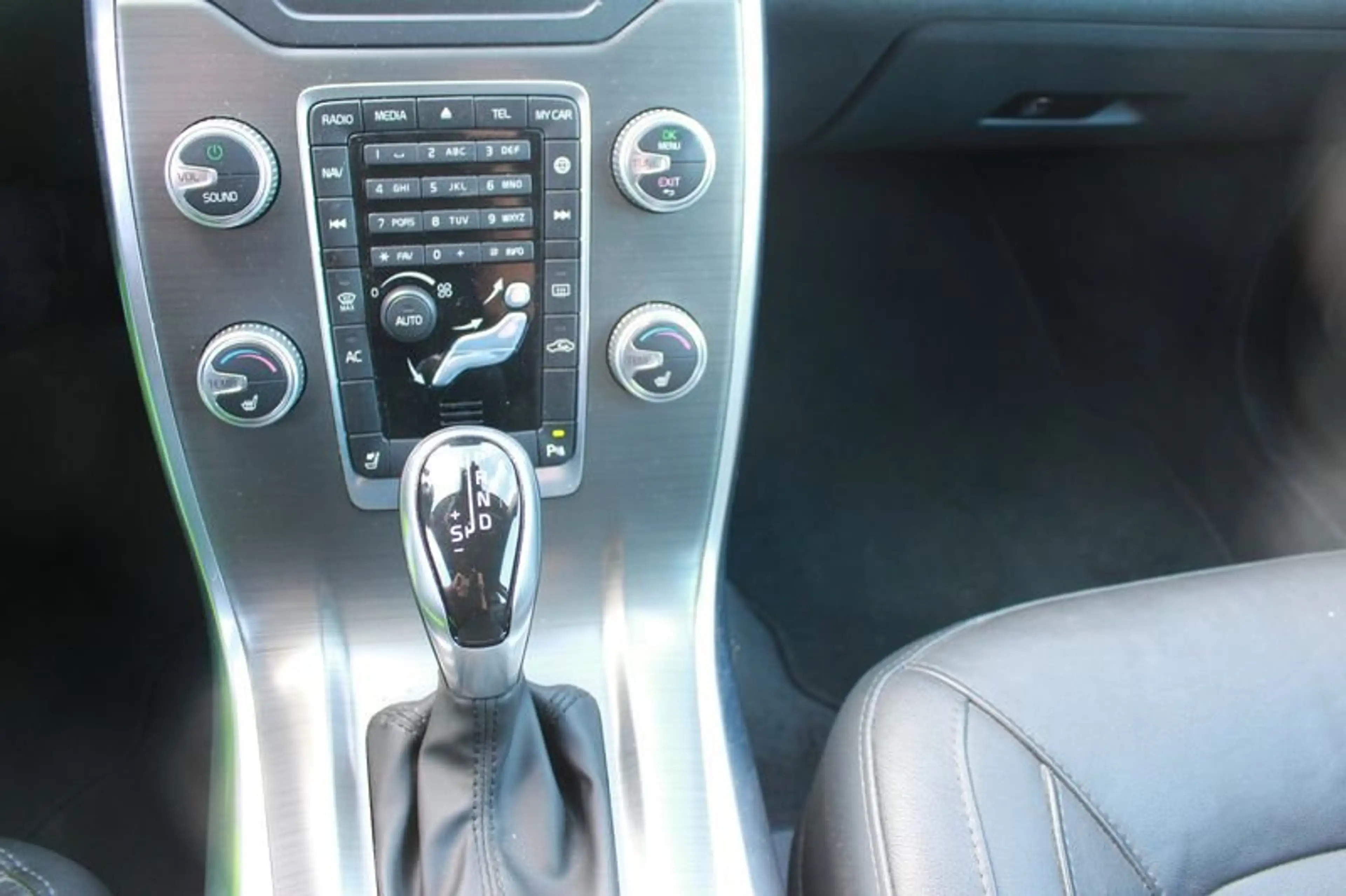 Volvo V70 V70 Diesel D3 Geartronic Momentum — photo 7
