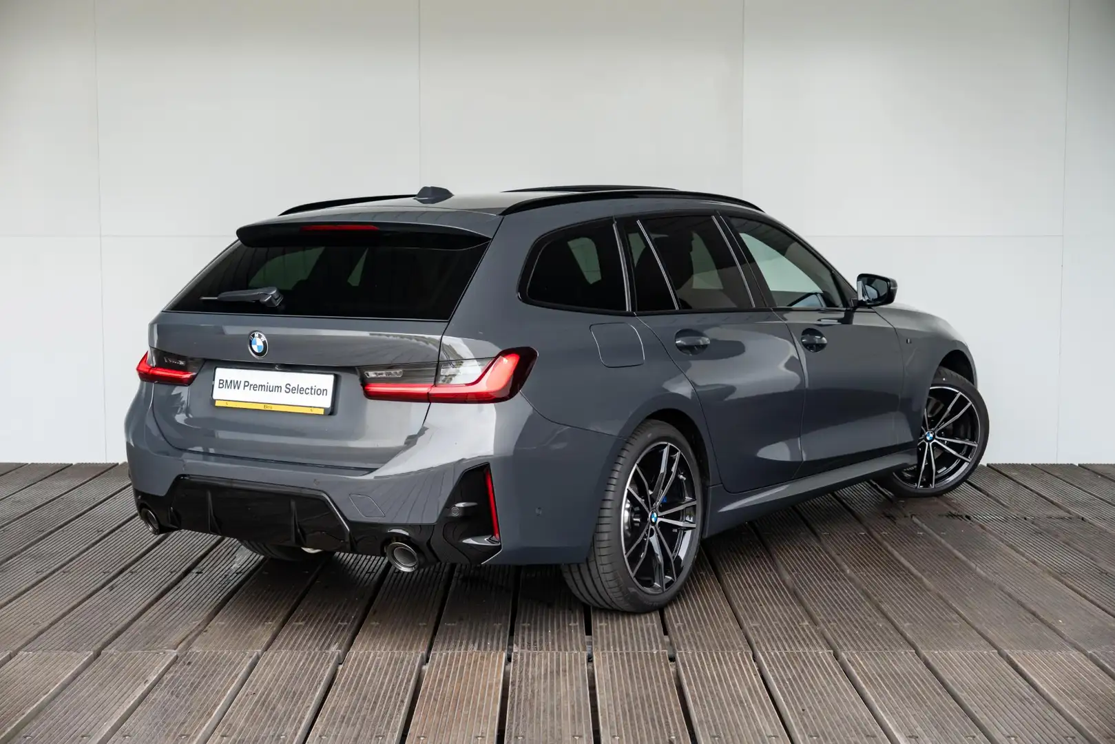 BMW 330 3 Serie Touring 330e M Sportpakket Pro / Travel Pa Grijs - 2