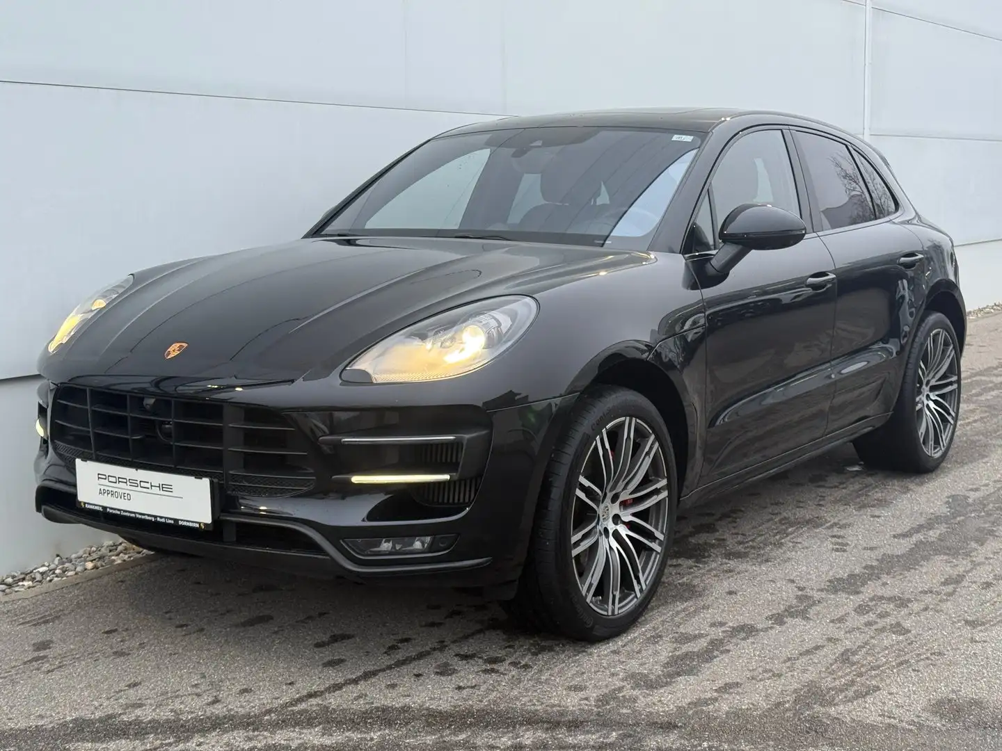 Porsche Macan Turbo Schwarz - 1