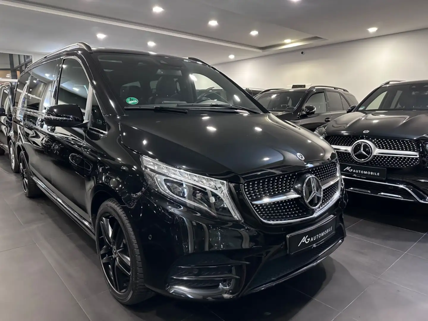 Mercedes-Benz V 300 d*AMG*Night Paket*8-Sitzer*Panorama*Tisch* Schwarz - 2