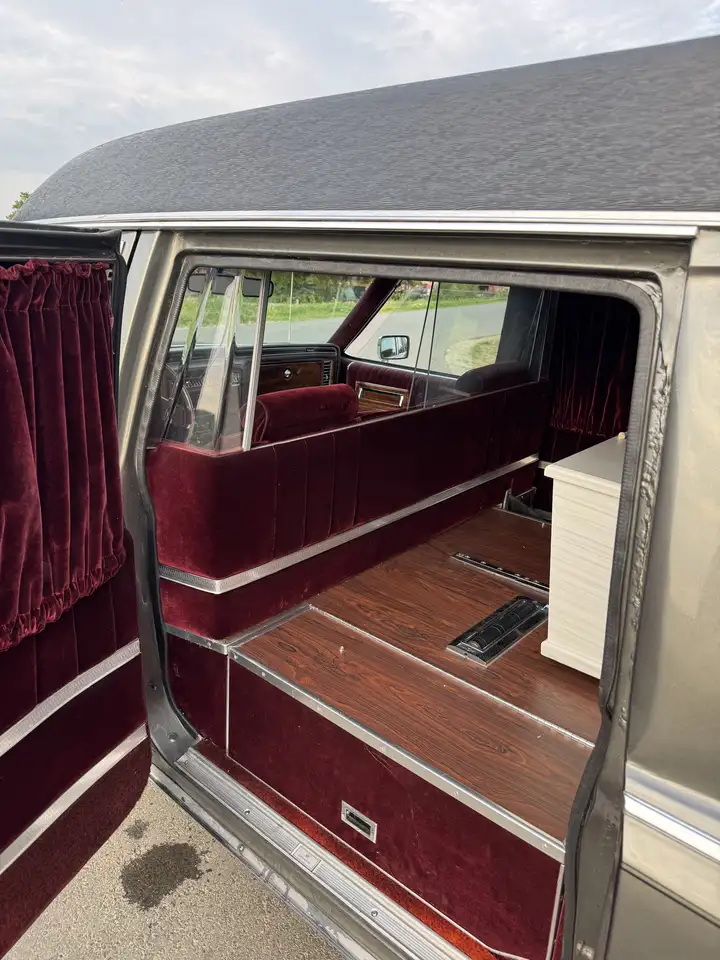 Cadillac Brougham Hearse, foto 6