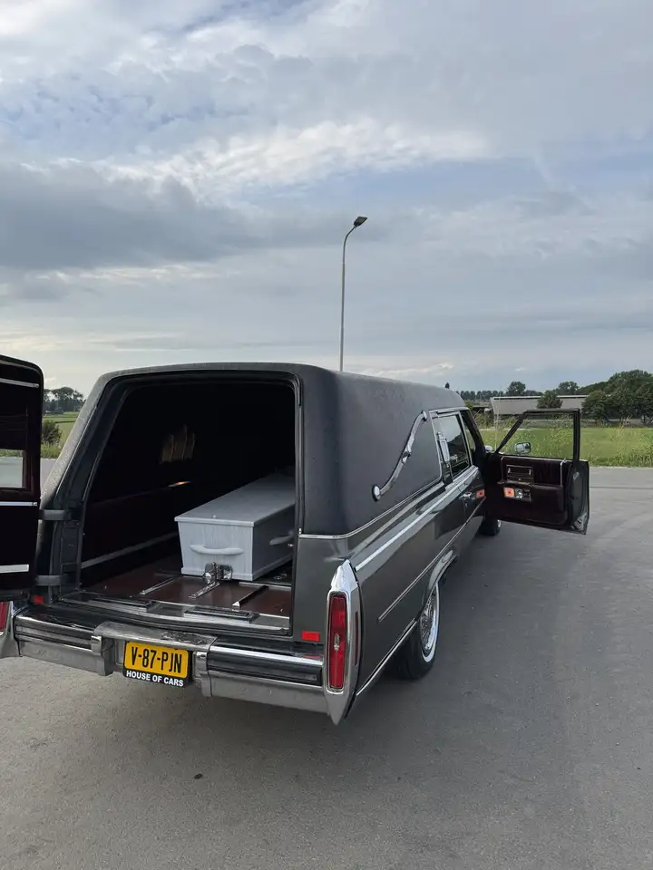 Cadillac Brougham Hearse, foto 11