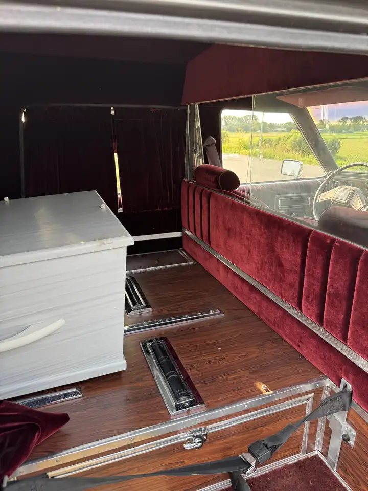 Cadillac Brougham Hearse, foto 8