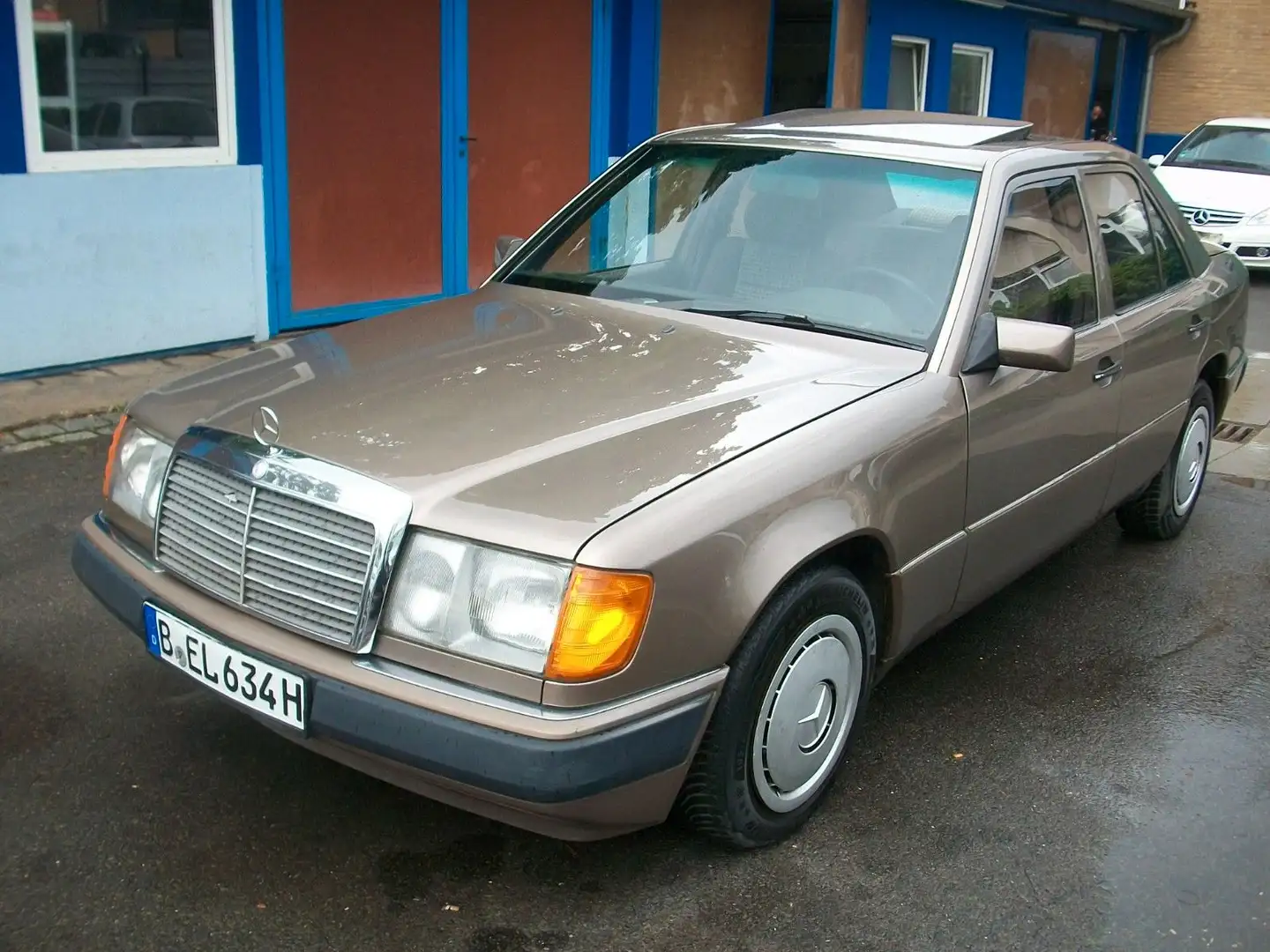 Mercedes-Benz 220 E (124)*Aut*S-Dach*AHK*Oldtimer*H-Kennzeichen Коричневий - 1