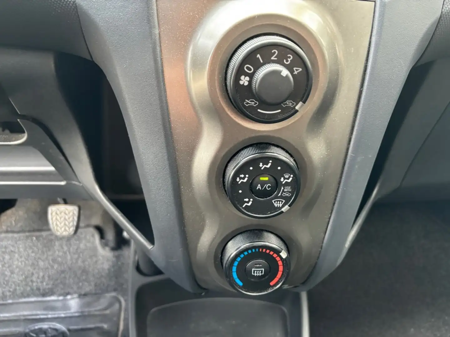 Toyota Yaris 1.3 VVTI 101 PK 5 DEURS AIRCO Gris - 2