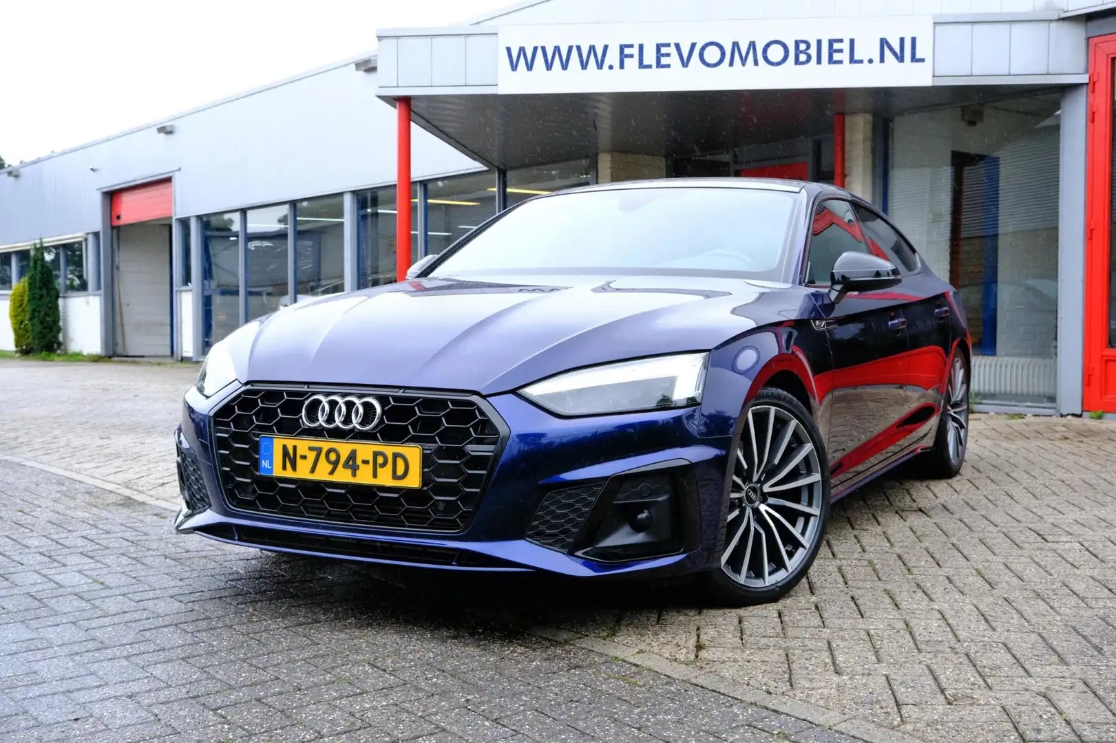 Audi A5 Sportback 35 TFSI S edition Competition Aut. Pano Blauw - 1