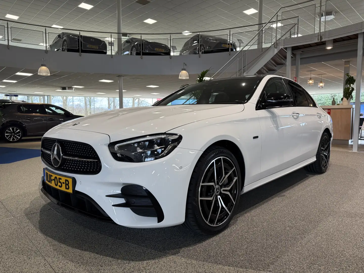Mercedes-Benz E 300 e AMG, Pano, Burmester, 360cam Wit - 2