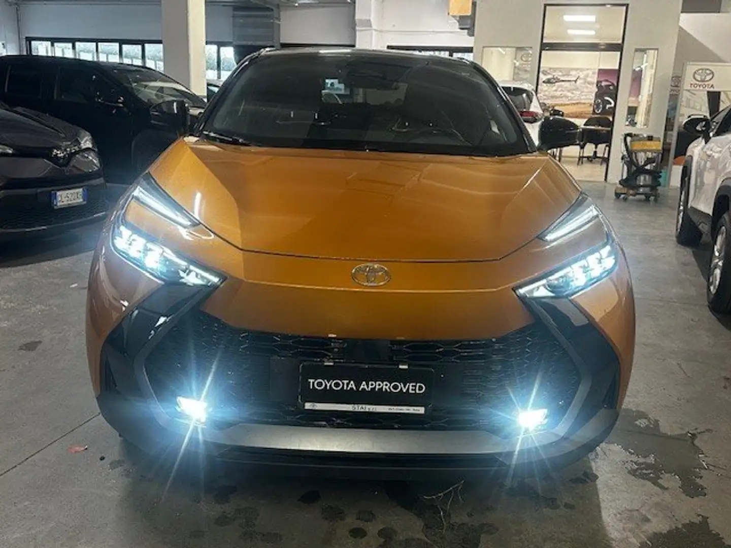Toyota C-HR C-HR II 2023 2.0 hev Lounge Premiere fwd e-cvt Bronzo - 1