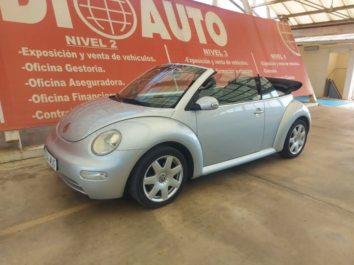Volkswagen Beetle Cabrio 1.6 Gris - 1