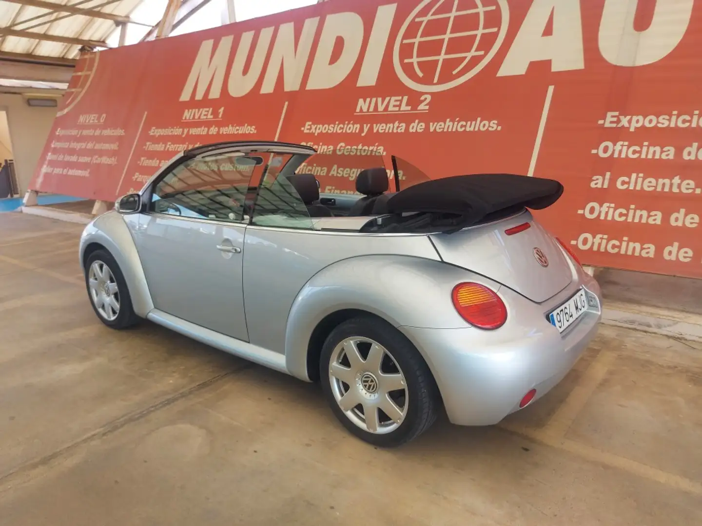 Volkswagen Beetle Cabrio 1.6 Gris - 2