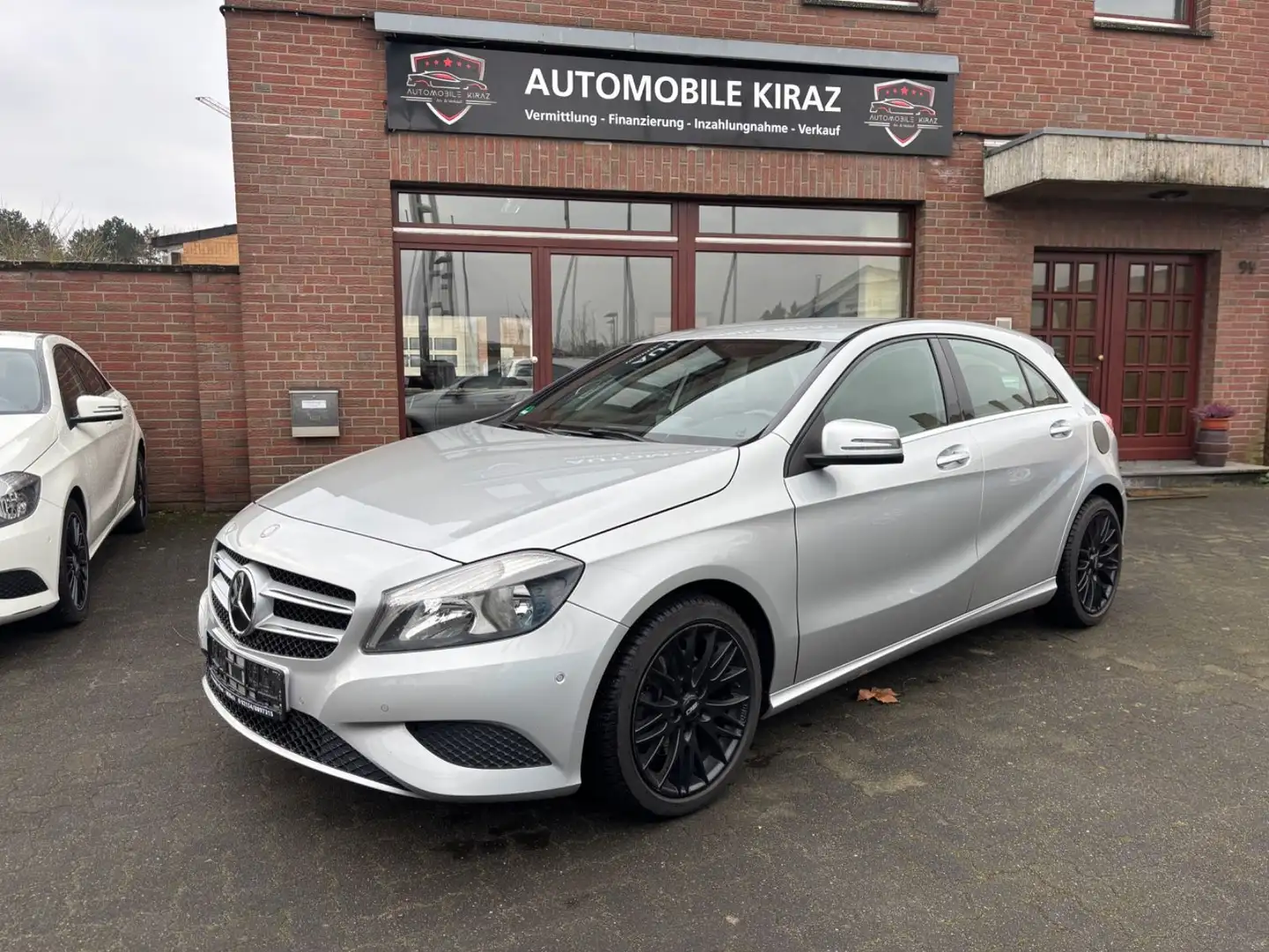 Mercedes-Benz A 180 AUTOMATIK PDC TEMP SHZ NAVI GARANTIE Argento - 1