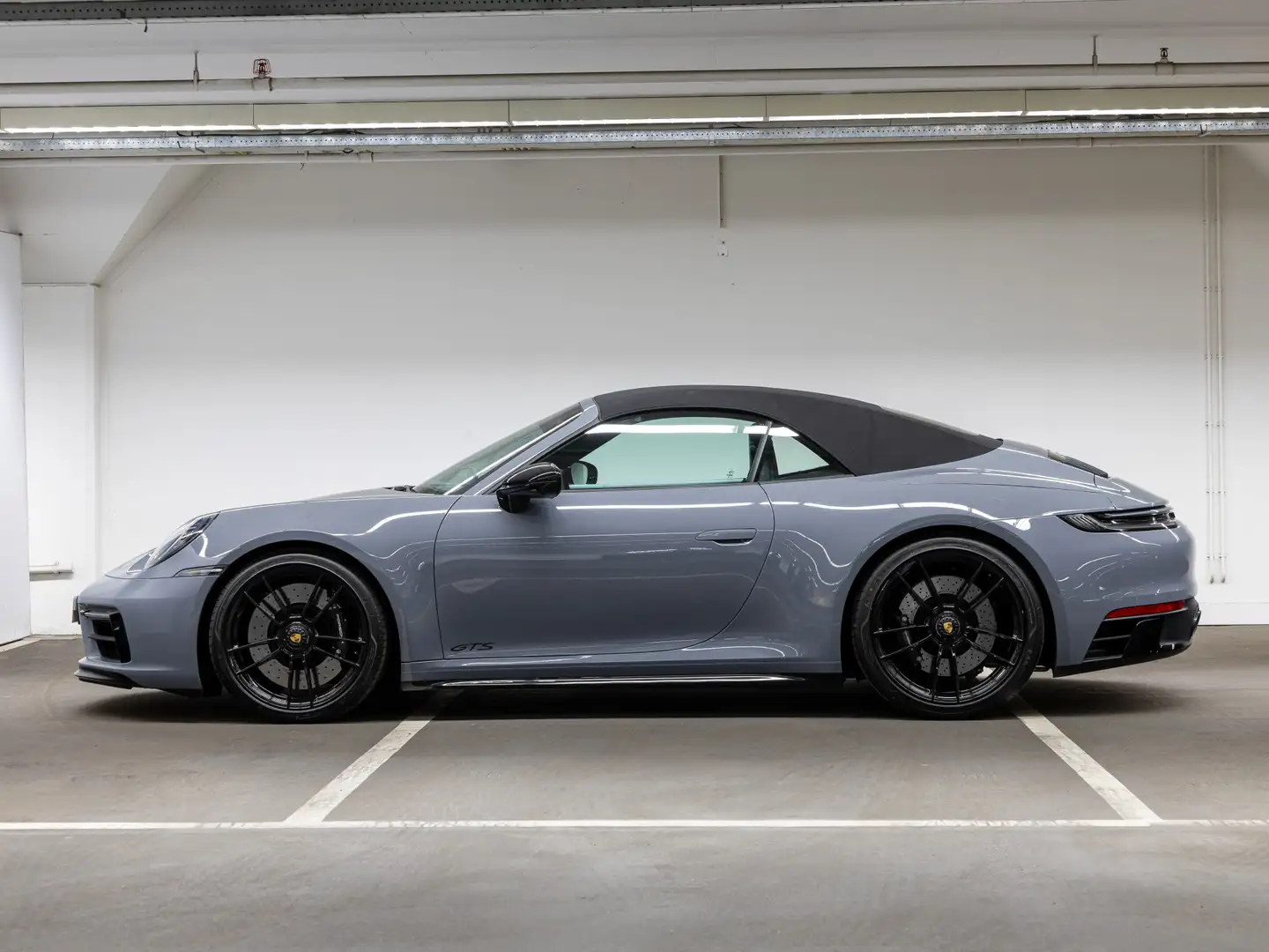 Porsche 992 Carrera 4 GTS Cabriolet Gris - 2