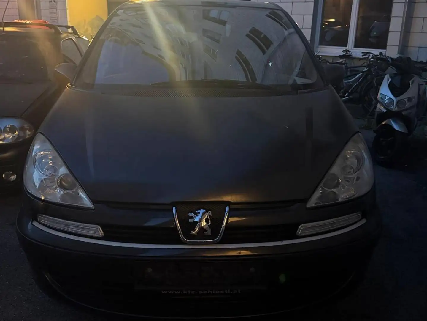 Peugeot 807 807 SV Premium 2,0 HDI 110 (FAP) Tiptr. SV Premium Grau - 1
