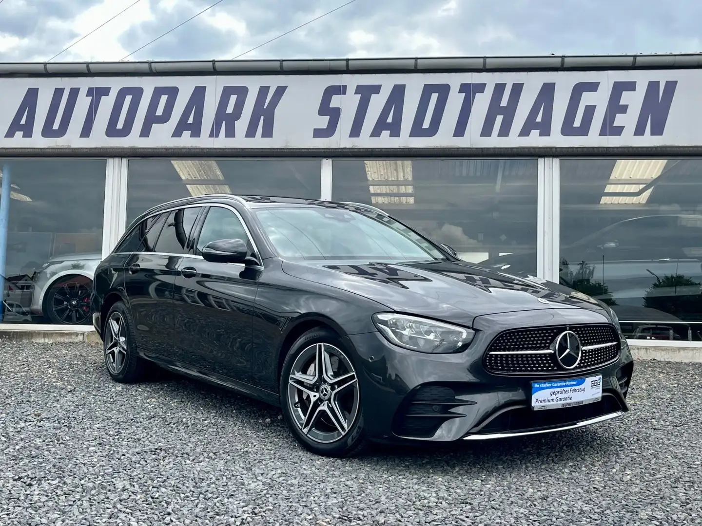 Mercedes-Benz E 300 E T AMG Line AHK/WIDESCREEN/360°/DISTRONIC Grijs - 1