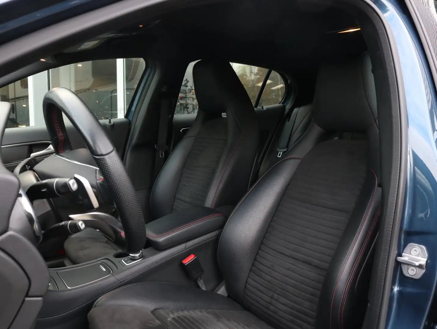 Mercedes-Benz GLA 180 Business Solution AMG Limited Bleu - 2