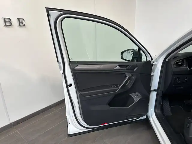Volkswagen Tiguan Allspace view 6