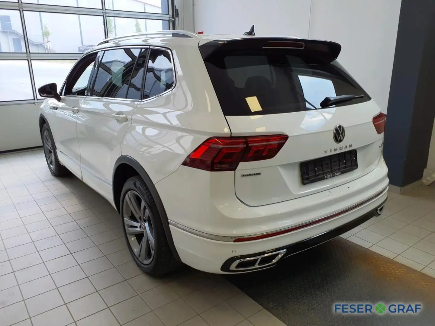 Volkswagen Tiguan Allspace 2.0 TDI DSG 4M R-LINE AHK ACC Wit - 2