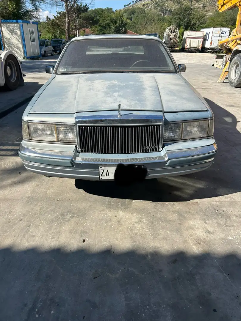Lincoln Town Car Limousine - 1