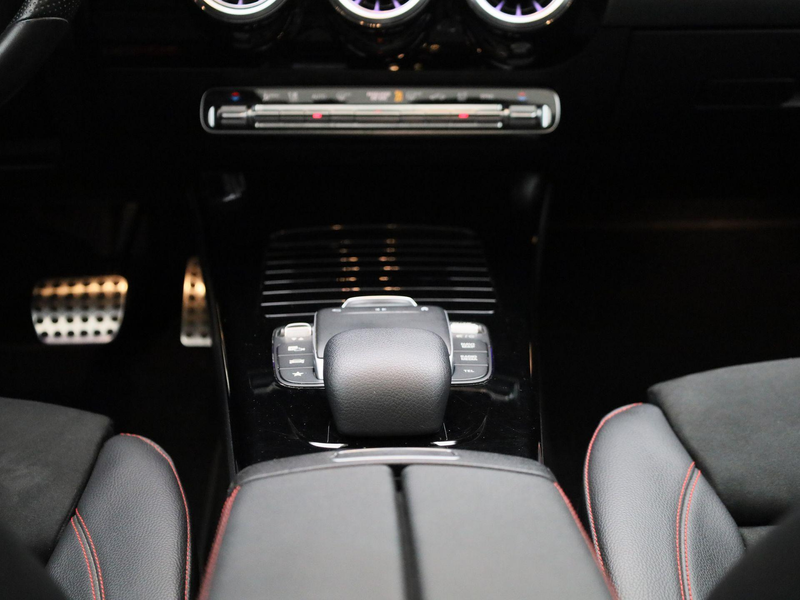 Mercedes-Benz CLA 180 d AMG Line Shooting Brake + CARPLAY + PANO DAK + T — photo 10