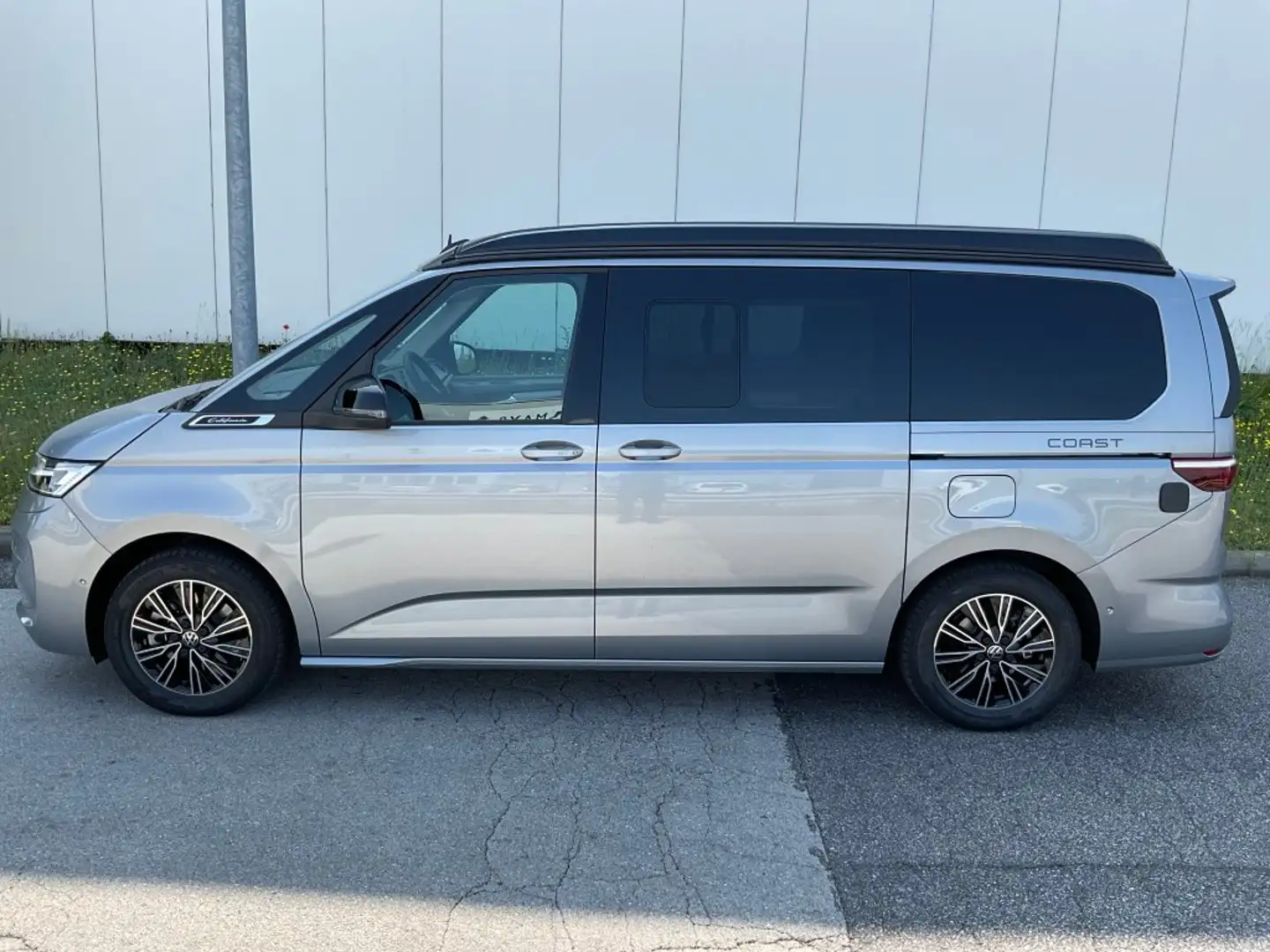Volkswagen T7 California VW T7 California Coast eHybrid 180 kW 4M Silber - 2