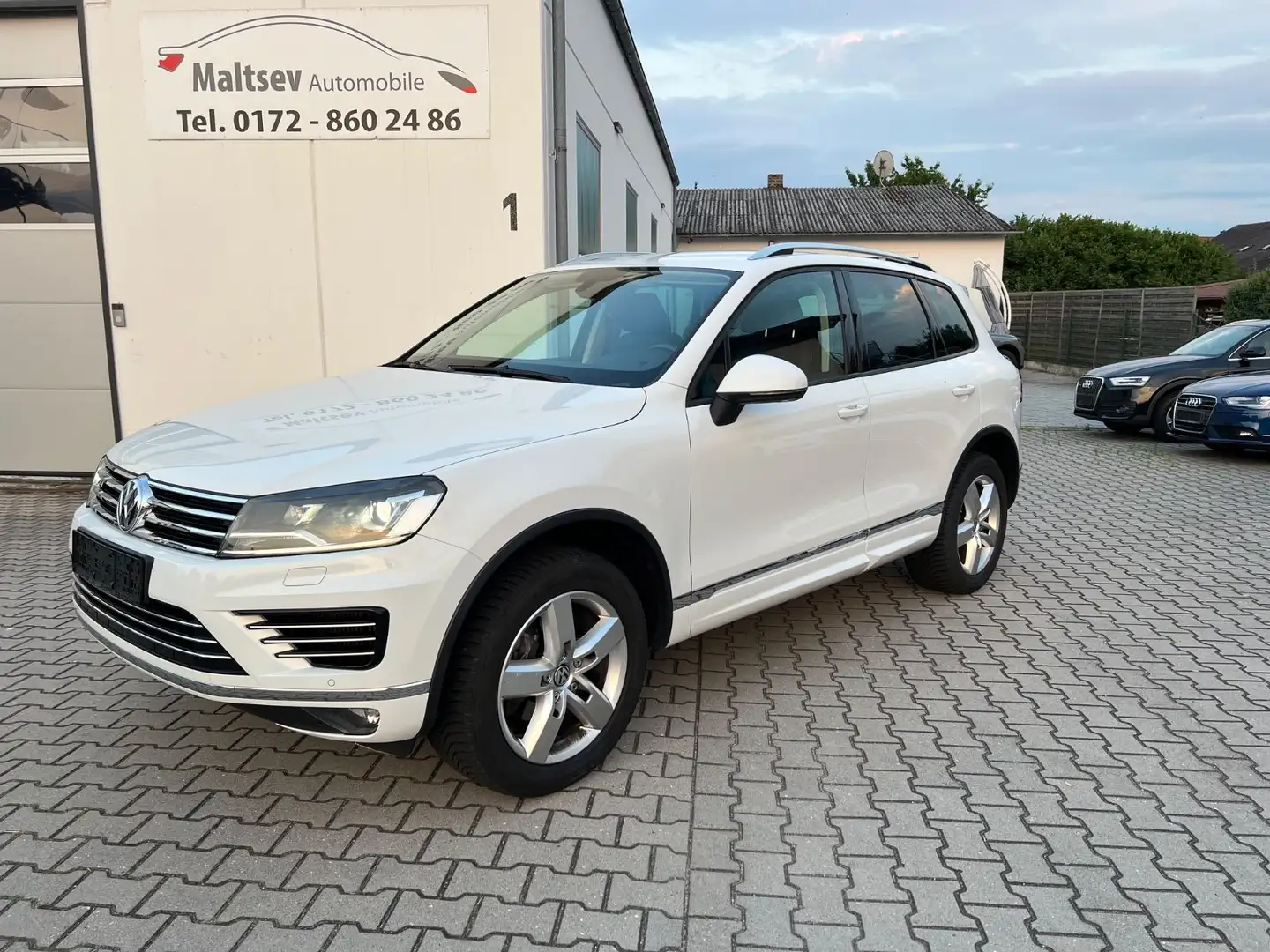 Volkswagen Touareg V6 TDI 4Mot R-Line Leder SHZ AHK Klimaa Weiß - 1