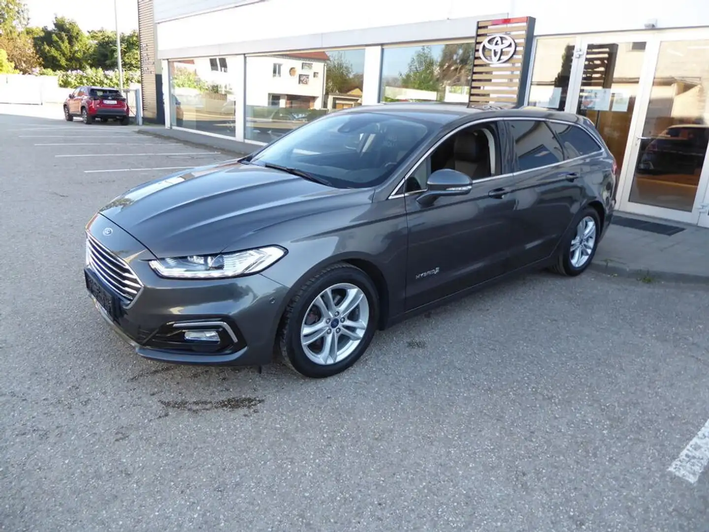 Ford Mondeo Traveller Hybrid Aut. Grau - 2