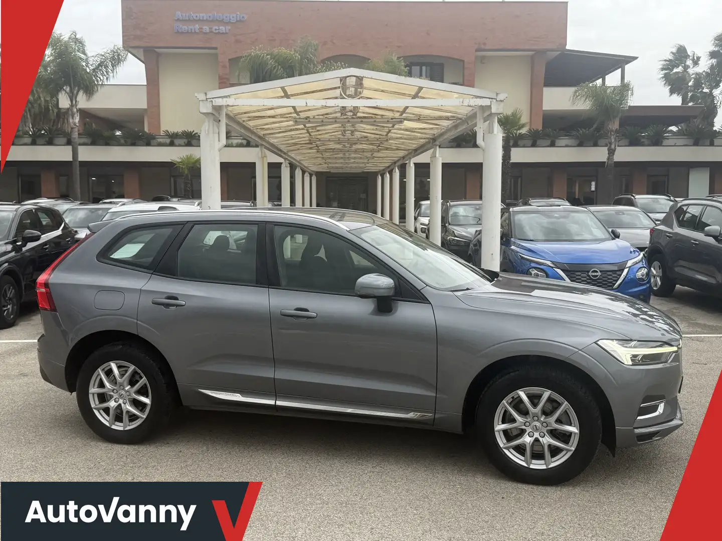 Volvo XC60 2.0 b4 hybrid Momentum Pro awd auto Grigio - 1