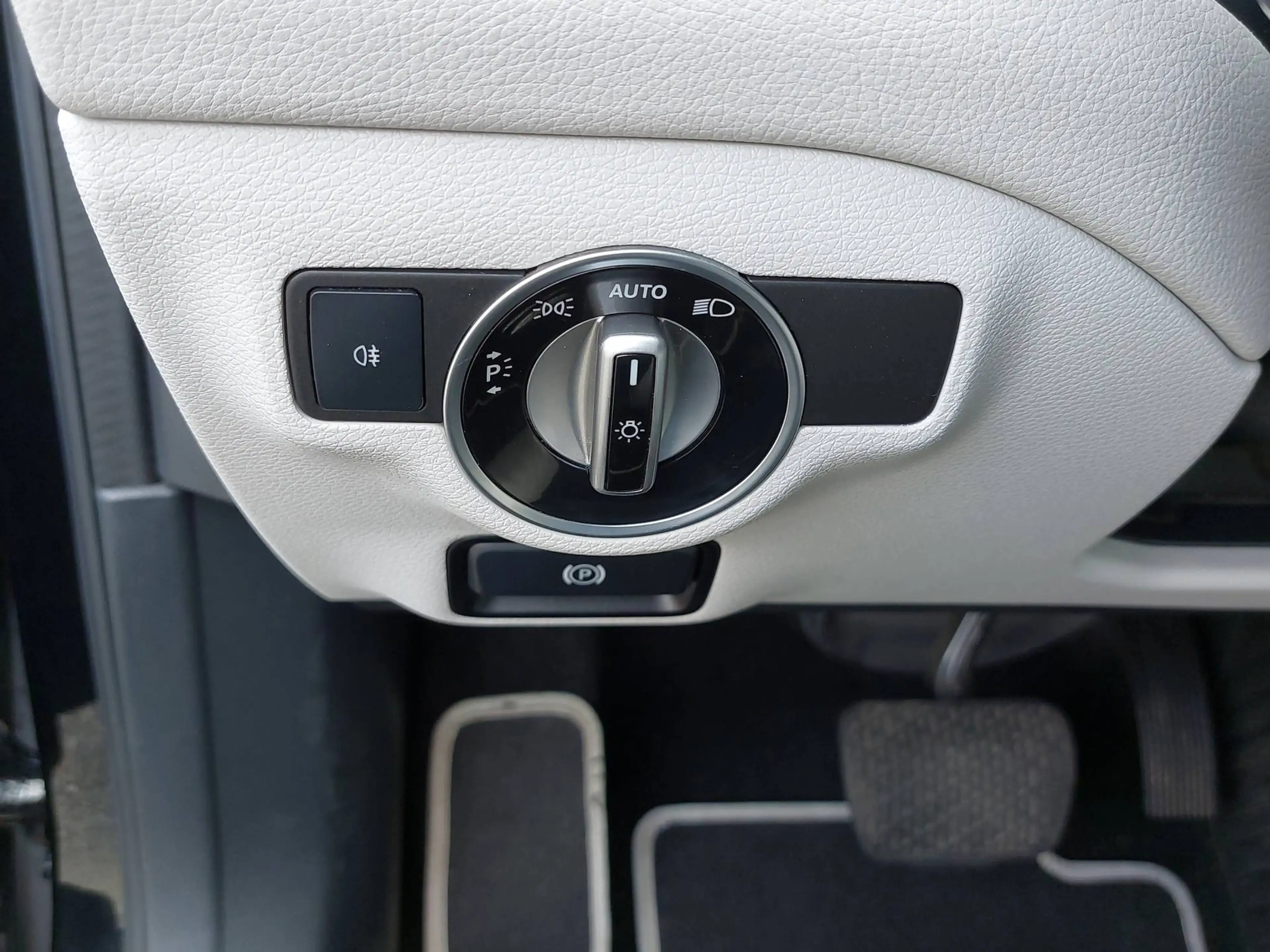 Mercedes-Benz GLA 250 — photo 16